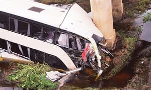 ¡QUE TRAGEDIA! DOCE MUERTOS... -El Autobús Termina Debajo de un Puente de la Autopista