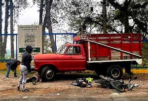 ¡MOTOCICLETAZO MORTAL EN HUATUSCO! -UNA CAMIONETA DE CARGA EMBISTIÓ A UNA PAREJA... EL MURIÓ