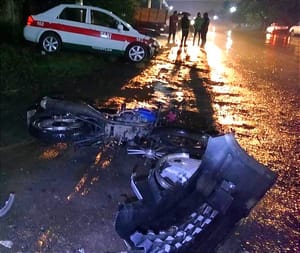 ¡TAXISTA EMBISTE Y MATA A UN MOTOCICLISTA EN TIHUATLÁN! -El Motorizado Acababa de Salir de Su Trabajo