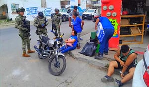 ¡CHOCAN DOS MOTOS EN LOMAS DE RÍO MEDIO 4! -Tres Lesionados