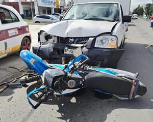 ¡CAMIONETA EMBISTE A MOTOCICLISTA!