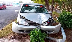 ¡DERRIBA LÁMPARA PÚBLICA Y DESBARATA SU COCHE! -SE LE CERRO OTRO AUTO Y PERDIÓ EL CONTROL