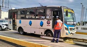 ¡NORTAZO ARRANCA EL TECHO DE UN CAMIÓN URBANO! -PASAJEROS SE LLEVAN UN SUSTOTE