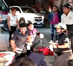 EN CALLES DE TIERRA BLANCA ¡LA DUEÑA DE UNA ZAPATERÍA RESULTA HERIDA EN CHOQUE DE MOTOS!