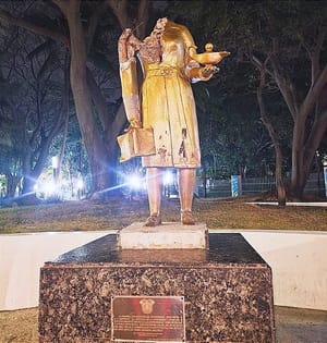 ¡SE CAE EN CACHITOS ESTATUA DE ENFERMERA! -A UN COSTADO DEL PARQUE ECOLÓGICO ...YA ESTÁ SIN CABEZA!