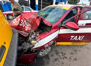 TRANCAZO EN LA 21 DE ABRIL ¡CHOCA CON UNA CAMIONETA ESTACIONADA Y LESIONA AL PASAJE!