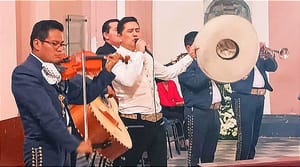 Y LE CANTAN LOS MARIACHIS LAS MAÑANITAS A LA VIRGEN EN LA CATEDRAL DE VERACRUZ....