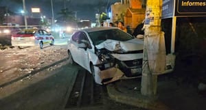 ¡CONDUCTORA DESBARATA SU AUTO DESPUÉS DE CHOCAR CON POSTE DE CONCRETO!