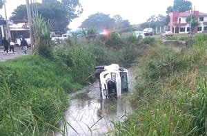 ¡SE DUERME AL VOLANTE Y CAE A CANAL DE RIEGO!