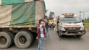 ¡AMBULANCIA CHOCA CONTRA “MONSTRUO”! -DIRECTORA DE PC HERIDA POR TRAUMATISMO DE CRÁNEO