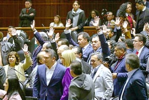 ¡QUITAN RECURSOS DE SALUD A LOS ESTADOS! -...Y SIGUE LA “LICUADORA” *MORENA Y ALIADOS EN LA CÁMARA DE DIPUTADOS AVALAN LA REFORMA QUE FUE DESCALIFICADA POR LA OPOSICIÓN