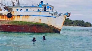 ¡RESCATAN 6 CAMARONEROS! -*ESTABAN VARADOS DESDE EL NORTAZO  *EL PATRÓN DEL PROPEMEX QUISO LLEGAR A LA ORILLA NADANDO  * ESTÁ DESAPARECIDO, EL MAR NO LO DEJÓ...