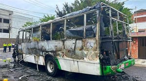 ¡SE QUEMÓ EL CAMIÓN “VÍA MUERTA”! EN LA TAMPIQUERA EL AUTOBÚS QUEDA CONVERTIDO EN CHATARRA