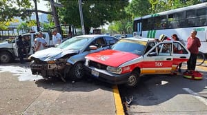 ¡LESIONADA EN ENCONTRONAZO! -AUTO Y TAXI CHOCAN EN DÍAZ MIRÓN