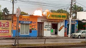 ¡FUEGO DEVORA LA TORTILLERÍA “MIKE” EN EL PREDIO 1! -*FUGA DE GAS EN TANQUE ESTACIONARIO