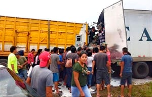 EN LA CÓRDOBA-VERACRUZ, A LA ALTURA DE CUITLÁHUAC, DESPUÉS DE UN CHOQUE ENTRE TRACTOCAMIONES... ¡VUELAN 30 TONELADAS DE LECHE!