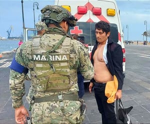 ¡SACAMONEDAS RESCATAN A OAXAQUEÑO QUE CAYÓ AL MAR EN EL MALECÓN!