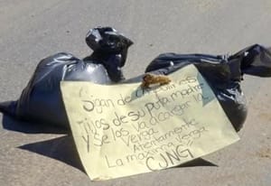 ¡DEJAN CADÁVER EMBOLSADO EN CARRETERA DE OMEALCA!