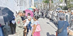 ¡ESPERAN Y BATALLAN DÍAS PARA RECIBIR ENSERES EN ACAPULCO!