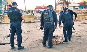 ¡APARECEN EXTRAÑOS PAQUETES EN LA PLAYA!