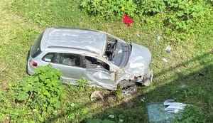 ¡VOLÓ 20 METROS DE ALTURA! *-LOS EMBISTIÓ UN TRAILERO HACIÉNDOLOS VOLAR DEL PUENTE