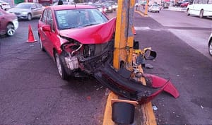 EL CONDUCTOR HUYO CORRIENDO ¡CHOCA CON EL SEMÁFORO EN DÍAZ MIRÓN! ...QUEDA COMO CHATARRA!