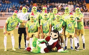 NO ES UN EQUIPO DE GRINCHS, SINO  LOS JUGADORES DE LOS TOROS  VERACRUZ QUE SALTARON ASÍ A LA CANCHA...