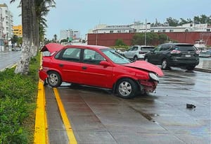 EN EL BOULEVARD MANUEL ÁVILA CAMACHO ¡MAMÁ E HIJO CHOCAN CONTRA PALMERA! *ACEITE DERRAMADO Y LA LLUVIA PROVOCARON PERDIERAN EL CONTROL DEL AUTOMÓVIL