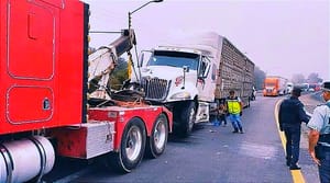 ¡MEGA-CARAMBOLA! -*SOBRE LA PUEBLA-ORIZABA, DOCE VEHÍCULOS EN TRES ACCIDENTES, AL MENOS SEIS LESIONADOS, DAÑOS MATERIALES Y CIERRES DE CIRCULACIÓN