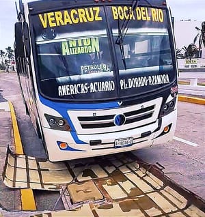 ¡VOLÓ EL TECHO DEL ‘BOQUEÑO’! *“SENTÍ COMO LA UNIDAD SE MOVÍA, Y FUE COMO UN REMOLINO DE VIENTO QUE POCO A POCO FUE JALANDO EL TECHO”