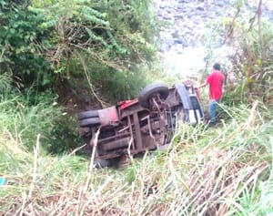 ¡5 CORTADORES DE CAÑA HERIDOS EN CAMIONETA QUE CAYÓ A BARRANCA!