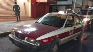 ¡EN MOTO ROBADA SE ESTRELLAN CONTRA UN TAXI!