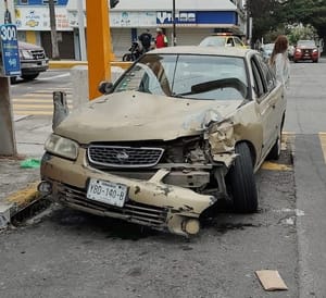 ¡SE PASA EL SEMÁFORO EN ROJO Y ARROLLA A UN MOTOCICLISTA!