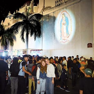 ¡Y PROYECTAN A LA VIRGEN  DE GUADALUPE! -*ENCIENDEN EL HOLOGRAMA EN LA PARED DE LA CATEDRAL