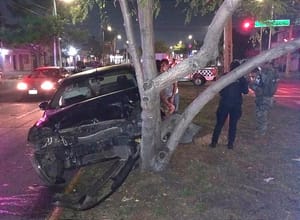 ¡BORRACHAZO EN LA AVENIDA CUAUHTÉMOC! -CHOCA CON LA CAMIONETA Y TERMINA ESTRELLÁNDOSE CON ÁRBOL