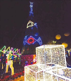 ¡PRENDEN SU ARBOLITO DE NAVIDAD! "...SE VERÁ CORONADO CON LA PISTA DE HIELO QUE SE INSTALARÁ EN UNOS DÍAS MÁS Y QUE PERMANECERÁ DURANTE TODO EL MES DE DICIEMBRE”