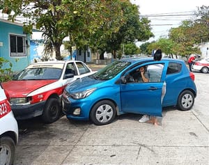 ¡COLISIONAN DOS AUTOS EN LA COLONIA UNIDAD VERACRUZANA!