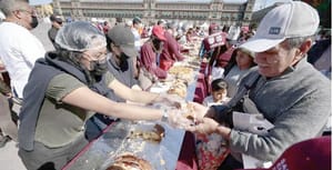 ¡REPARTEN 15 MIL REBANADAS Y 250 MIL LIBROS EN MEGA-ROSCA DE REYES EN LA CDMX!