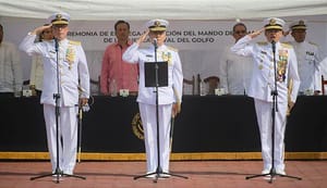 ¡CUI LLEGA DE ROSA A EVENTO NAVAL!