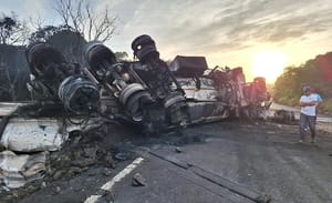 ¡INFIERNO EN LA CARRETERA! CHOCAN Y EXPLOTAN DOS PIPAS CON COMBUSTIBLE EN OZULUAMA