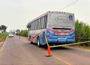 ¡ASESINAN AL CONDUCTOR Y DISPARAN A LOS PASAJEROS!