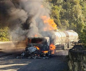 ¡CHOCA Y SE INCENDIA EN LAS CUMBRES DE MALTRATA PIPA CON COMBUSTIBLE!