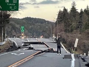 RECIBEN EL AÑO CON SISMO DE 7.6 EN JAPÓN!