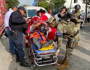 ¡MOTOCICLISTA TERMINA BAJO LAS LLANTAS DEL CAMIÓN DE LAS COCAS!