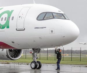 ¡MIGRANTE SE CUELA EN EL TREN DE ATERRIZAJE DEL AVIÓN Y LLEGA VIVO A PARÍS!