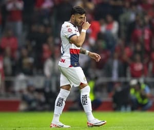 ¡AMFPRO RESPALDA A ALEXIS VEGA POR SER SEPARADO DE LAS CHIVAS!