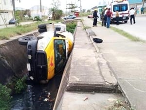 ¡CAMIÓN GASERO CAE EN CANAL DE AGUAS NEGRAS!