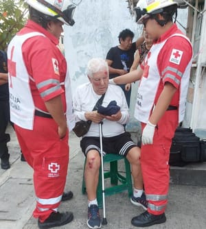 ¡ABUELITO LESIONADO AL SUFRIR GRAVE CAÍDA!