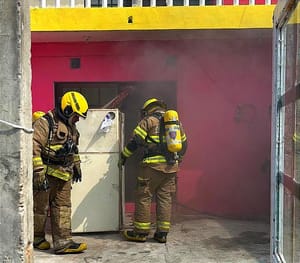 ¡BOMBEROS RESCATAN A PERRO DE MORIR QUEMADO!