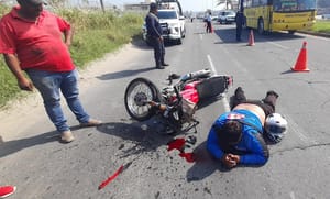 ¡CONDUCTORA EMBISTE A MOTO-REPARTIDOR!